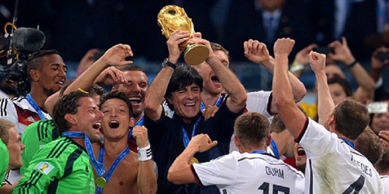 HLV Joachim Löw ăn mừng chức vô địch World Cup 2014 -Đội hình Đức mạnh nhất mọi thời đại sẽ không thể vắng bóng cầu thủ